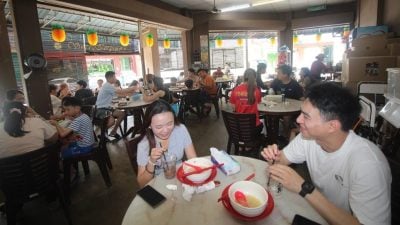 学校假期逢元首诞辰连假  劳勿茶餐室顾客暴增