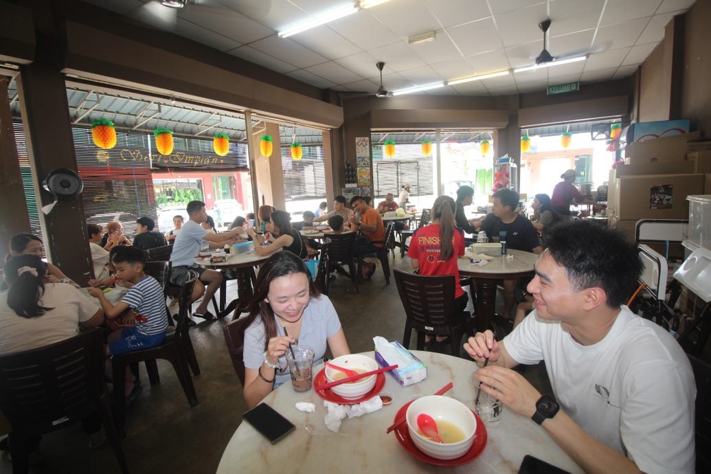 东:(请签发)茶餐室顾客暴增一倍,自制白咖啡卖断市