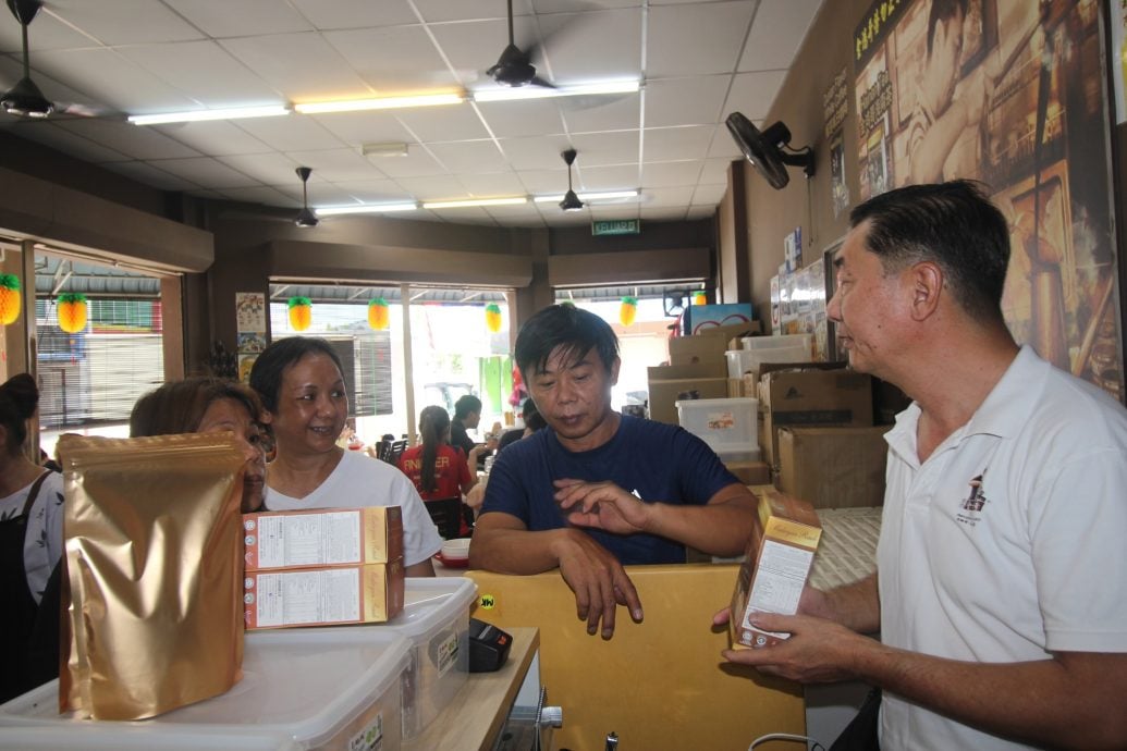 东:(请签发)茶餐室顾客暴增一倍,自制白咖啡卖断市