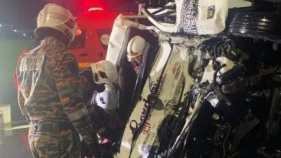 两罗里相撞2人伤 载面包罗里翻覆 引大塞车