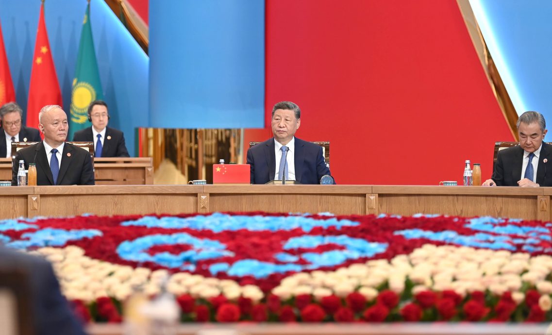 中国与中亚五国同意加强海陆空互联互通