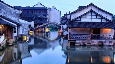 中国古镇人潮不如以往 多地推免费入场及门票降价