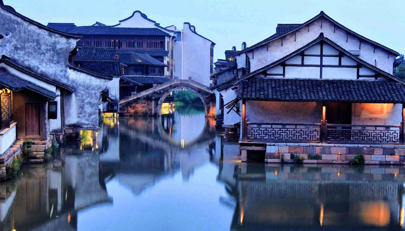 中国古镇人潮不如以往 多地推免费入场及门票降价