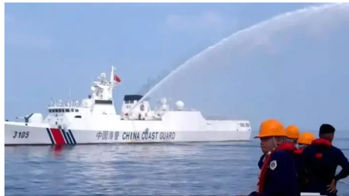 中国海警:水炮警示驱离抵近黄岩岛附近菲律宾公务船