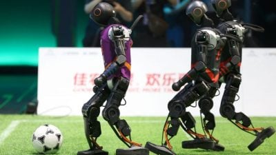 中国首场AI机器人足球赛落幕  清大火神队夺冠