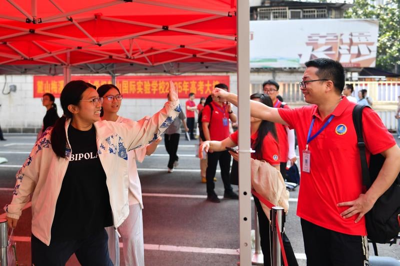 中国高考周六登场 多地暂停广场舞
