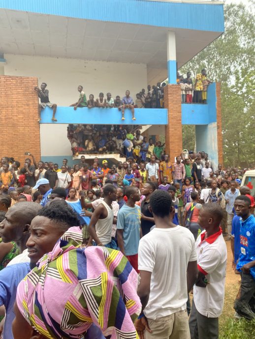 中非共和国高中试场附近传爆炸声　酿人踩人逾300伤亡