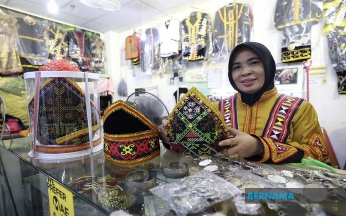 丰收节带旺传统服饰生意　女裁缝日做五套不停工