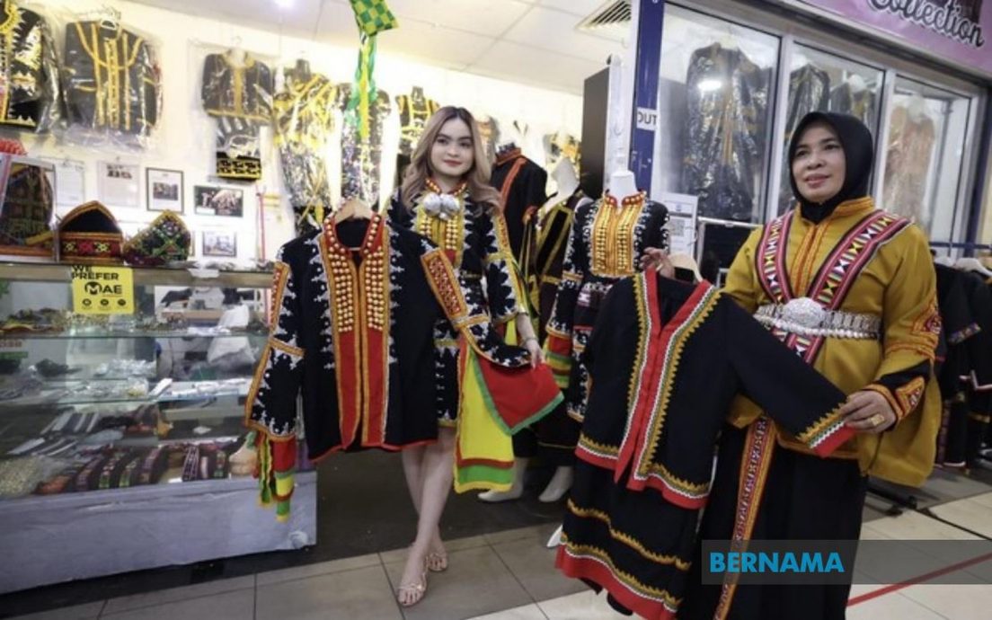 丰收节带旺传统服饰生意　女裁缝日做五套不停工