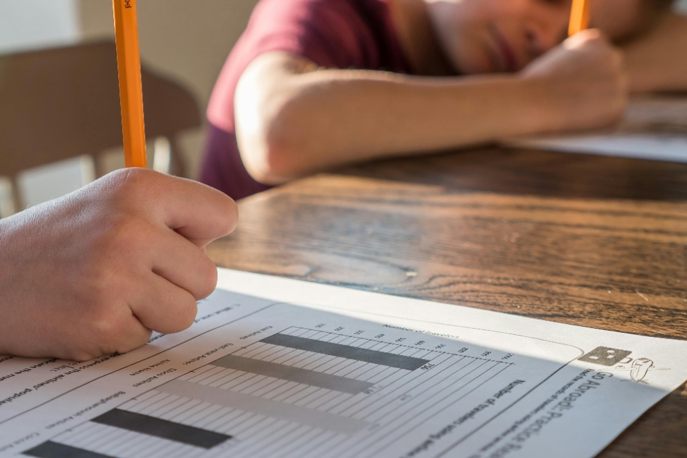 为争取高分涂改考卷名字 家长揭女儿被同学加害