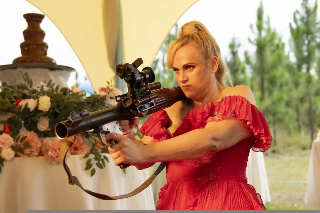 丽贝威尔森新片变身打女 鼻子遭枪托砸裂紧急送医