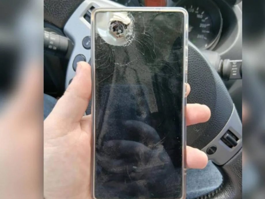 乌军三星手机挡致命弹片 钛金属边框成保命关键！