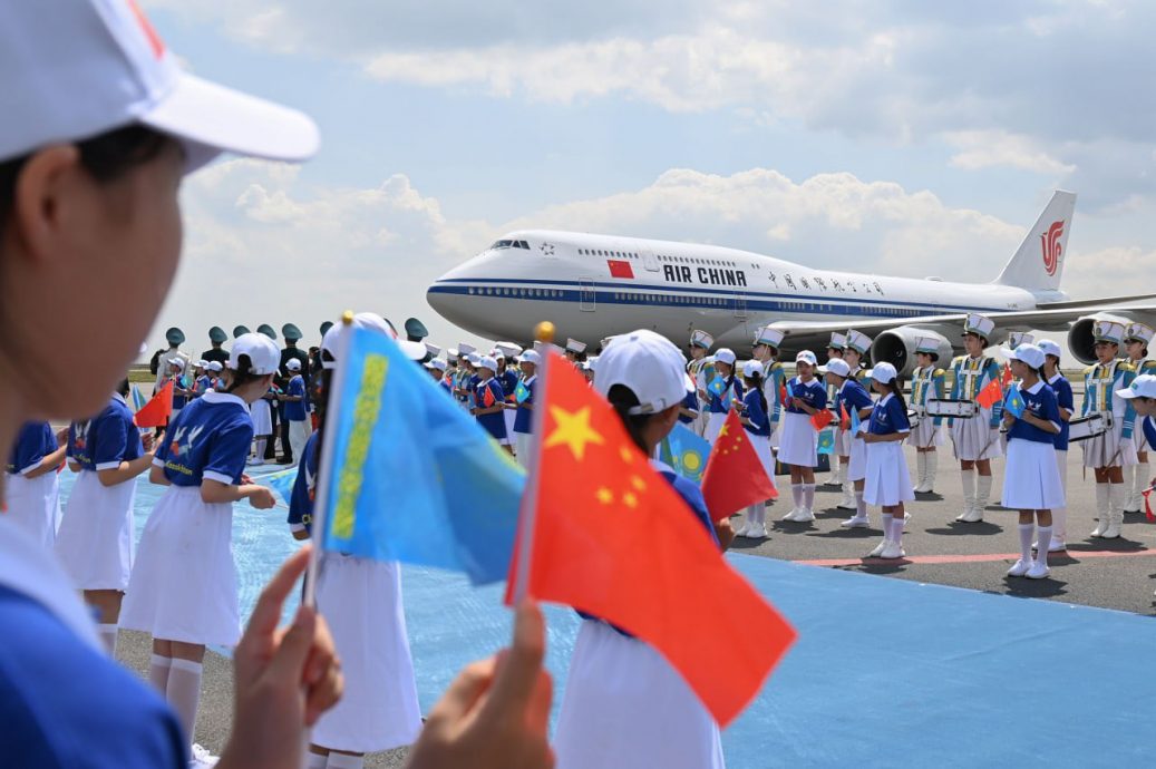 习近平抵达哈萨克出席中国—中亚峰会　总统托卡叶夫接机