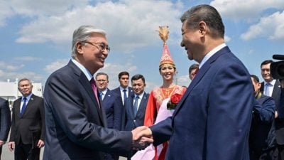 习近平抵达哈萨克出席中国—中亚峰会 总统托卡叶夫接机