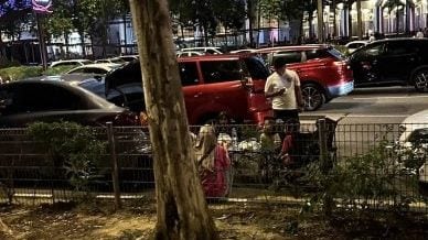 KLCC一带乱停车 自备椅子路旁吃喝引交通混乱