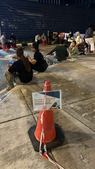 乱停车 自备椅子坐路旁吃喝 本地人在KLCC一带制造交通混乱