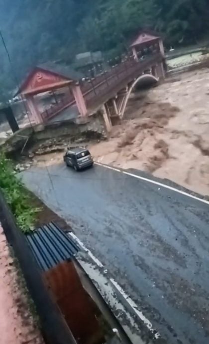 云南贡山洪涝灾害致近5000人受灾 网传酒店遭洪水冲毁