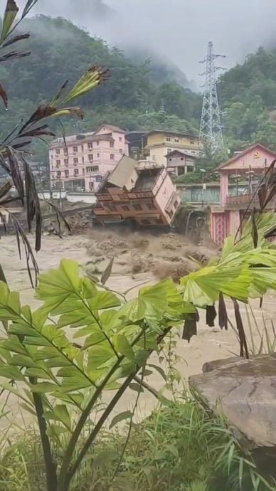 云南贡山洪涝灾害致近5000人受灾 网传酒店遭洪水冲毁