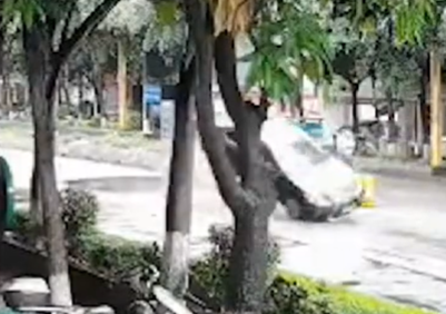 云南路面突出现大坑！　司机吓到加速“原地起飞”捡回一命