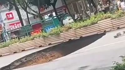 云南路面突出现大坑！ 司机吓到加速“原地起飞”捡回一命