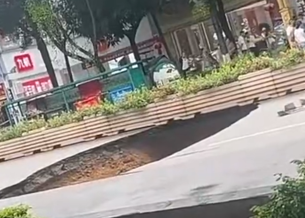 云南路面突出现大坑！　司机吓到加速“原地起飞”捡回一命