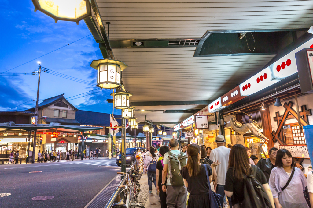 京都街头溅血 中国游客遭人持刀狠割受伤