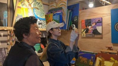 亲访济州岛画家奶奶展览 IU兑现《苦尽柑来》约定