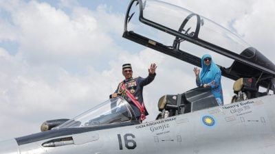 空军首长：关注全球局势发展  空军保持备战状态