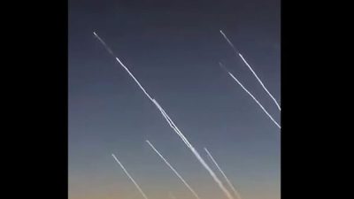 视频| 他惊问“这是导弹吗？”  中国乘客搭机目击以伊空中激战‌　