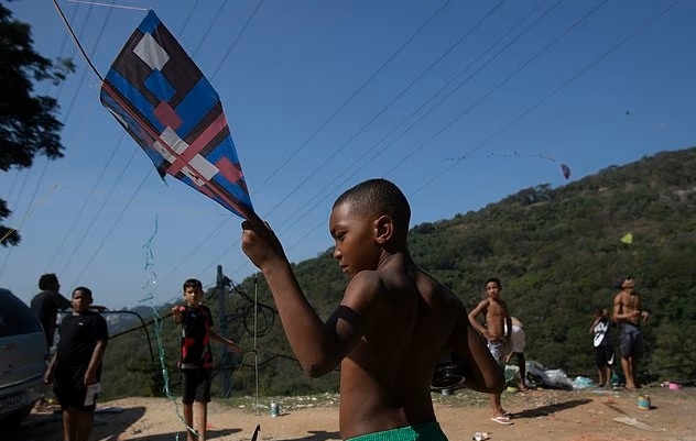 他骑车竟遭“风筝线”割喉身亡！　后座妻子惊恐目睹