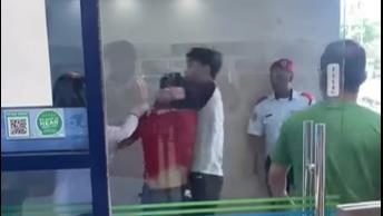 付款时起冲突  本地男与外籍客便利店前互殴