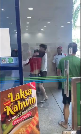 付款时起冲突 本地男与外籍客便利店前互殴