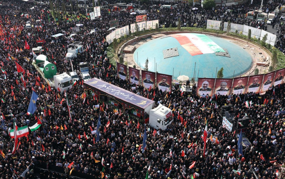 伊朗军事指挥官科学家国葬 民众夹道送行高呼美国以色列去死