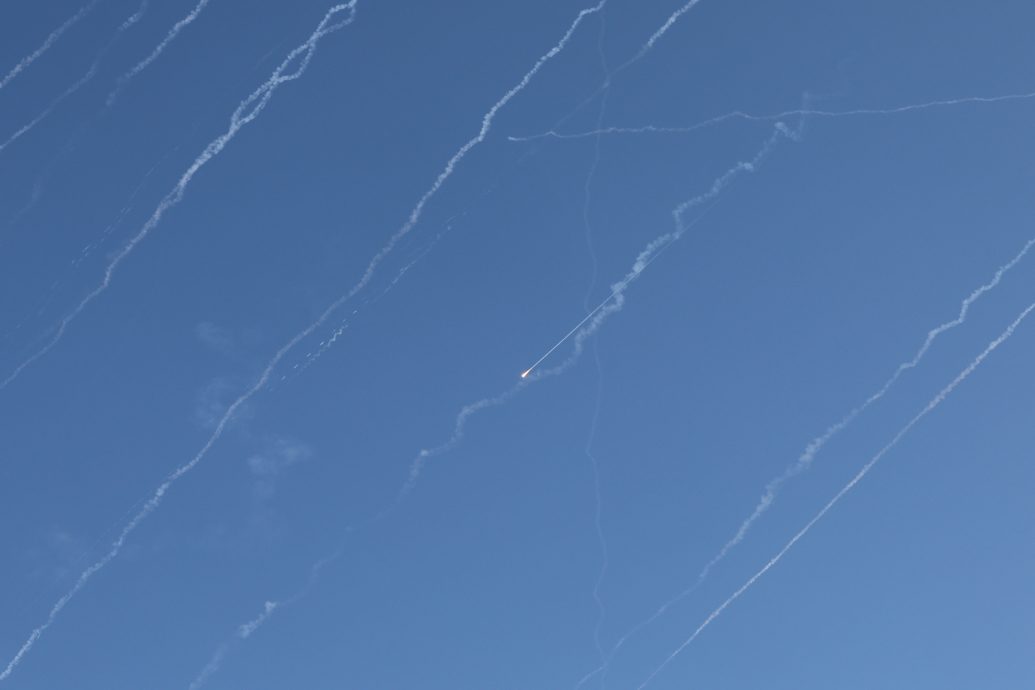 伊朗报复 发射数十枚导弹轰炸以色列