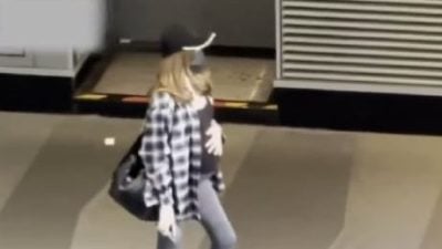 估计怀孕7个月入秋临盆 许玮甯轻抚大肚单独散步