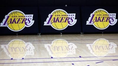 体育职业球队史上最大交易  湖人将以426亿出售！