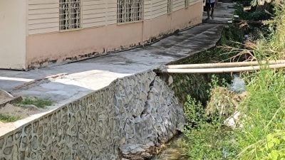 豆腐渣工程？马口平民屋河堤 刚修复又坍塌