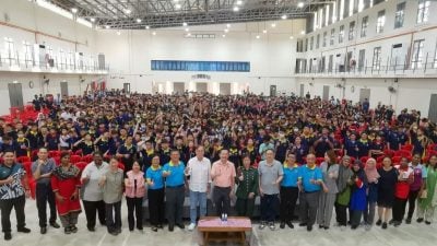 歌声响彻振华两校 周金亮唱出华教精神