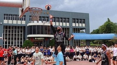 美国哈林篮球队 “雨中炫技”嗨翻芙中