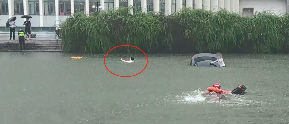 供星洲网：女电召车司机开车坠湖 男乘客游上岸称“还要面试”！