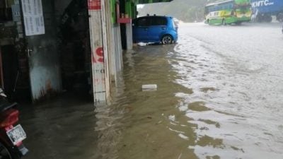 淡边滂沱大雨 造成店屋业主叫苦连天