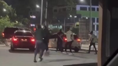 视频 | 疑醉酒闹纠纷 汝来快餐店前爆发斗殴 男子遭巴冷刀与木棍袭击受伤