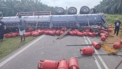 罗里与轿车相撞翻覆 死伤未明！煤气桶散落 交通瘫痪