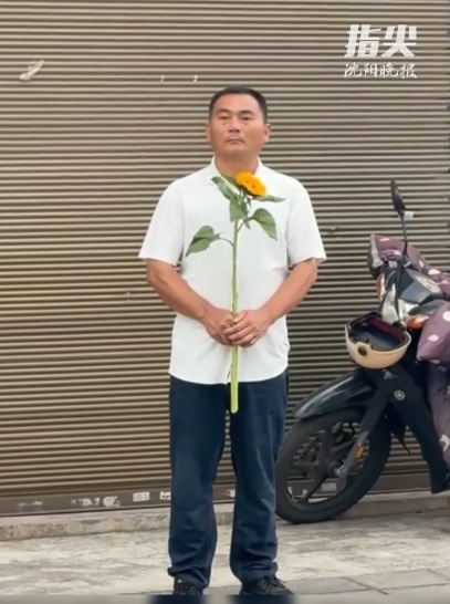 供星洲网:视频|考场外的浪漫!家长纷举向日葵 祝福“一举夺魁”