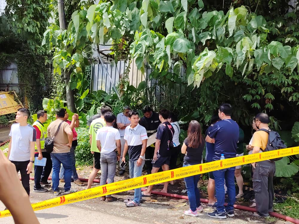 供网//蒲种再也造纸厂大火·滚滚浓烟远处可见