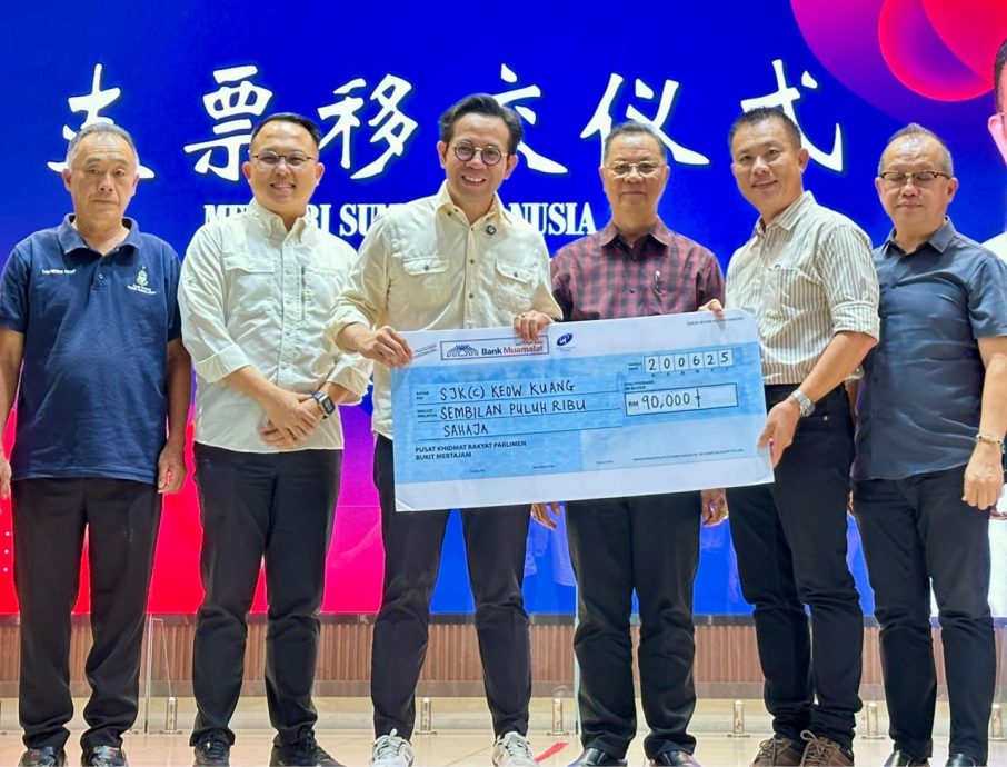 侨光礼堂LED大屏幕启用 沈志强移交9万拨款