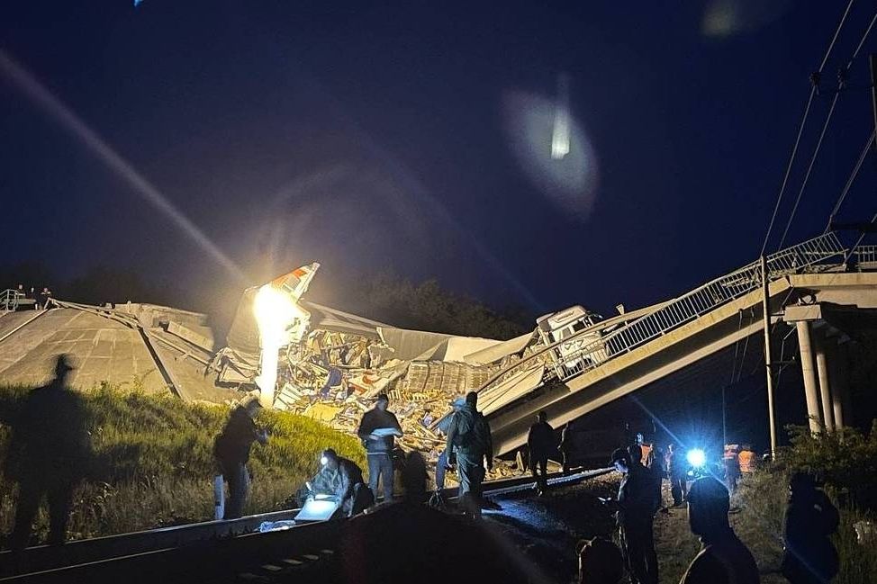 俄罗斯桥樑坍塌!火车遭重击脱轨致“7死66伤”