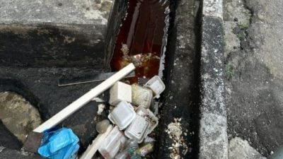 倒油污垃圾沟渠塞 怡保花园南区执法升级