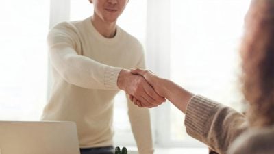 儿找工坐外面母入内面试 人事主管: 想录用母亲