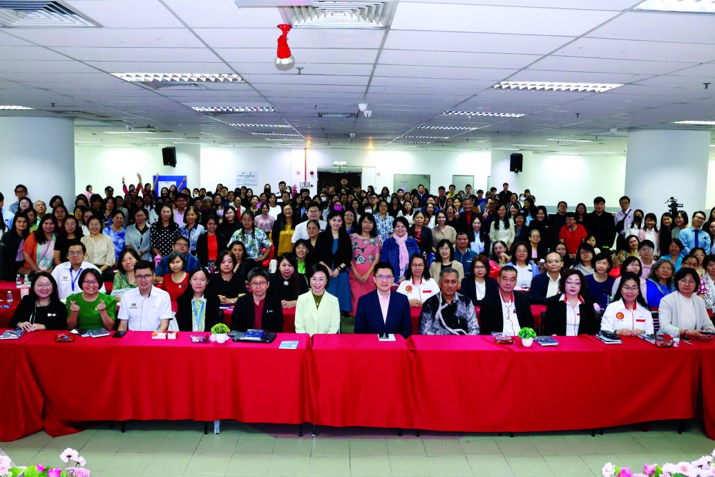 先上这则(还有一个实习生副文(500字以下)+合影)黄家和促华文老师及时反映问题:“副教长办公室大门永远敞开